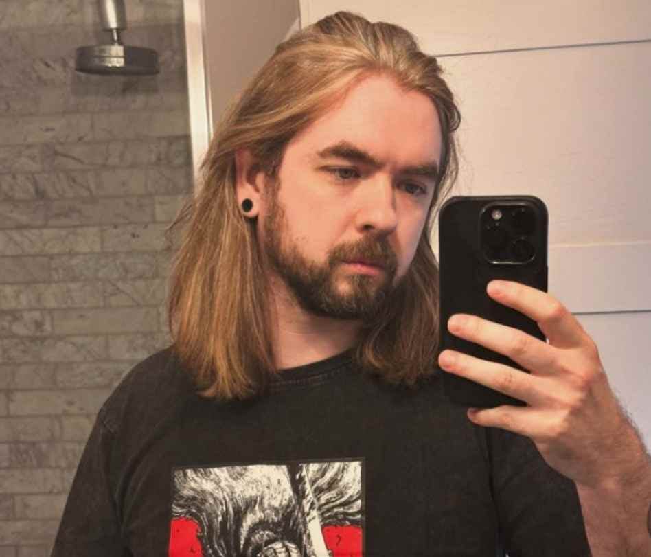 gaming influencer Jacksepticeye taking a selfie